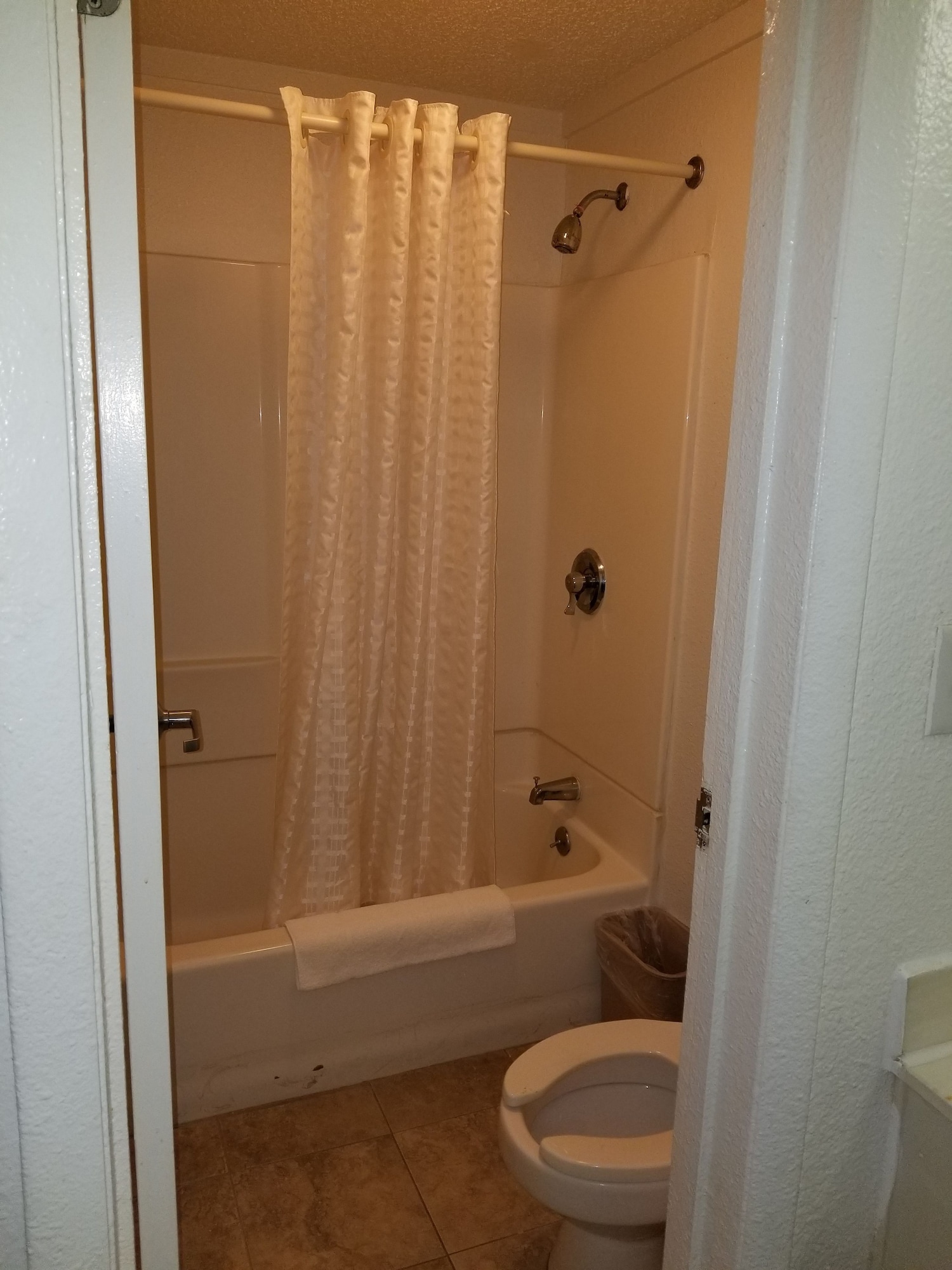 غرفة قياسية بسرير كينج، Rodeway Inn Auburn Hills - Detroit 9/10