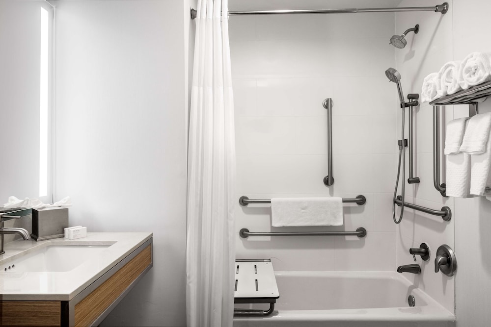 غرفة بسرير كينج بحوض استحمام لذوي الإعاقة، Hilton Garden Inn West Palm Beach Airport 2/2