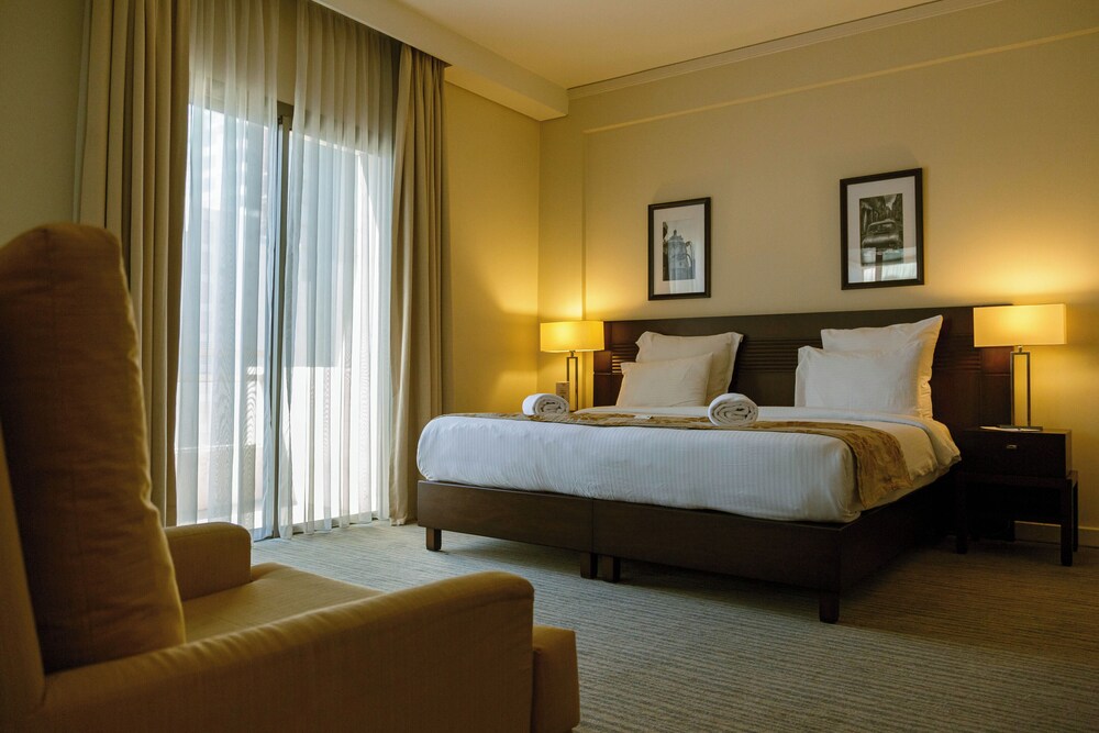 جناح بزنس بسرير كينج بمطبخ صغير، The Parisian Plaza 4/5