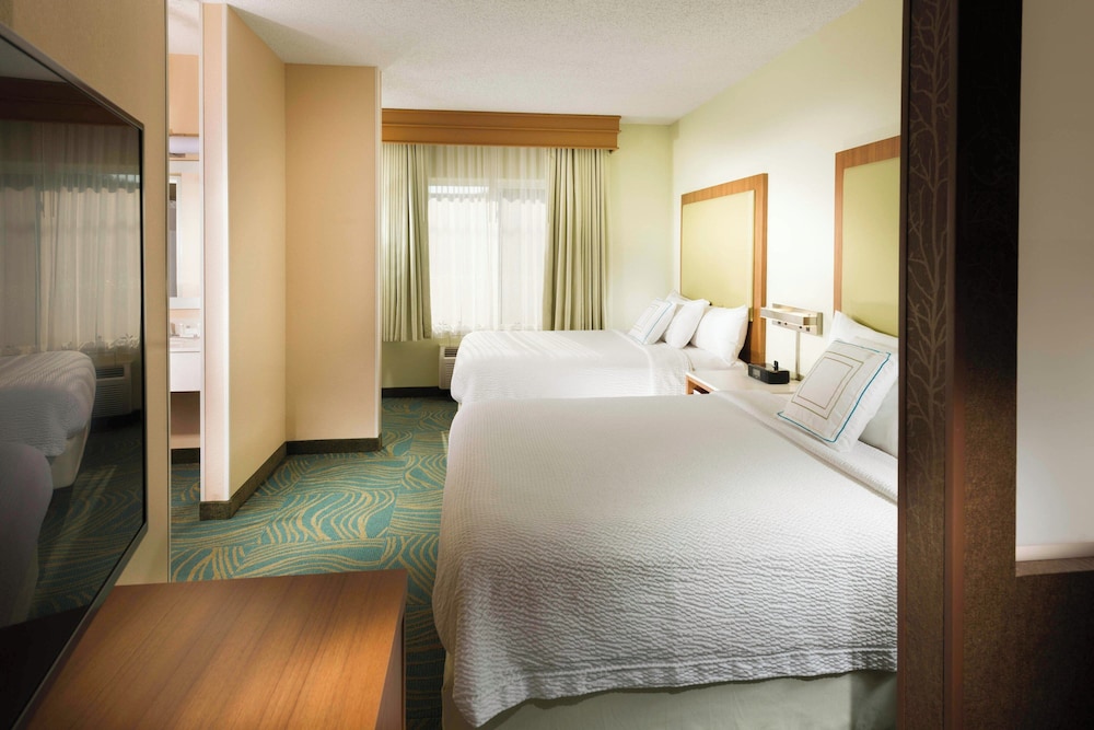 Suite, 2 Queen Beds, Sofa, Accessible