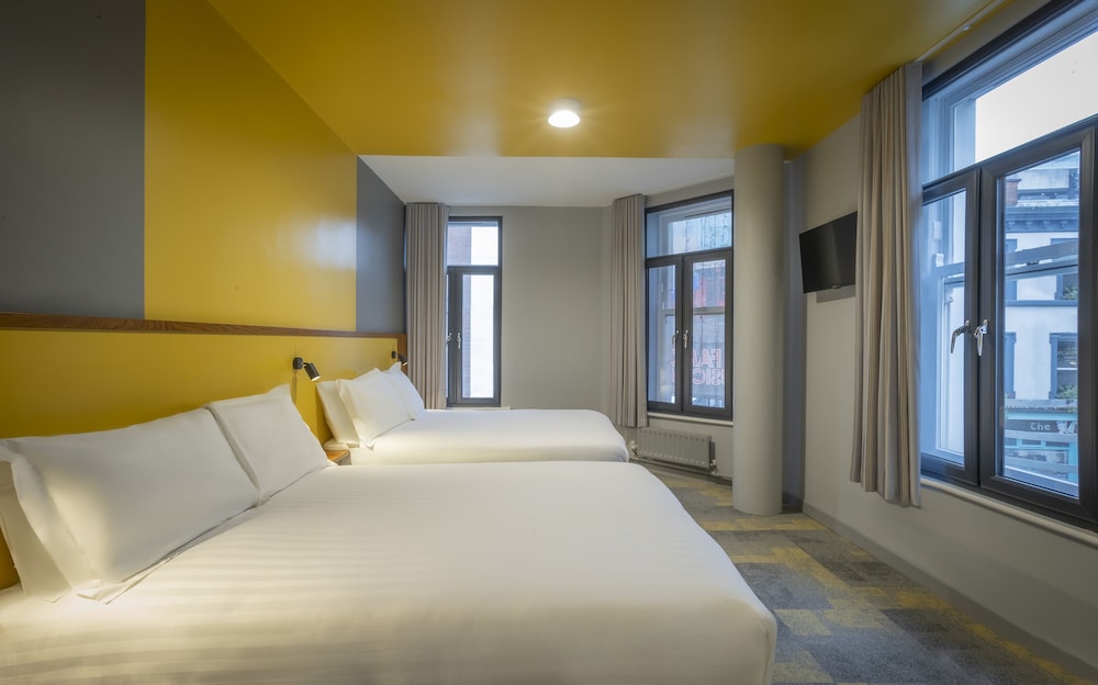 ROOM, QUADRUPLE