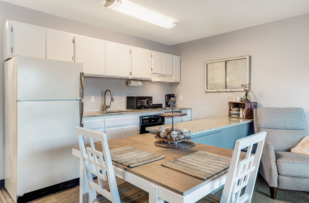 Bend Riverside Inn &amp; Suites 49/51