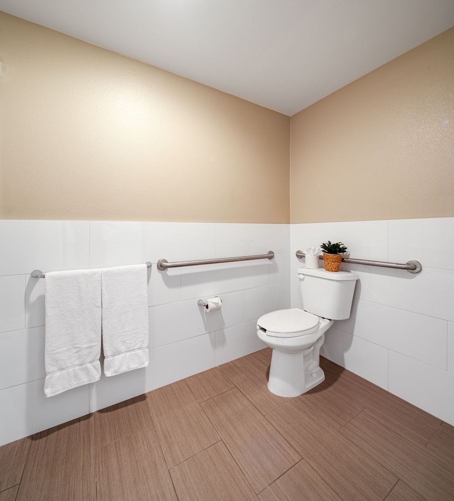 Ayres Inn Corona East 46/46