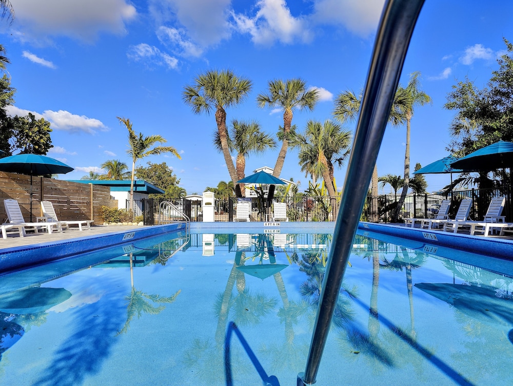 Tahitian Beach Motel 34/67