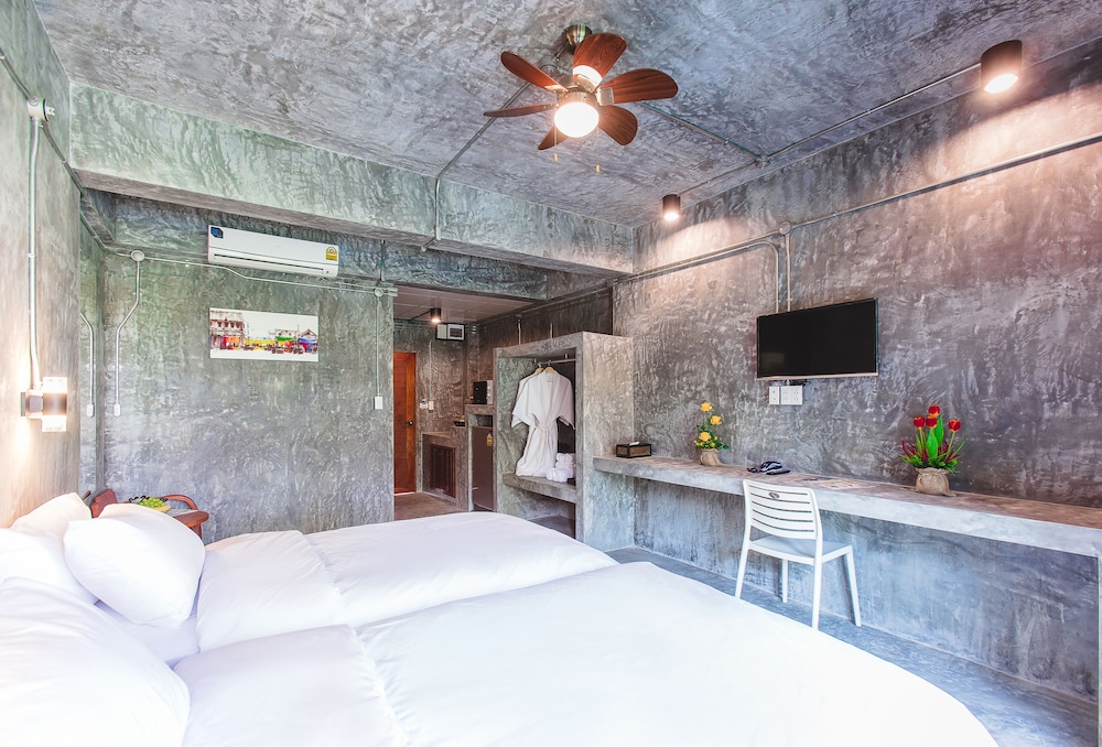Stucco Loft Residency 34/72