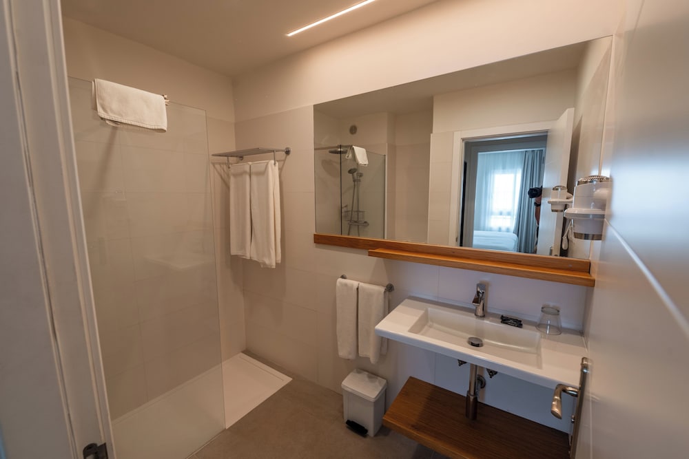 2 Bedrooms, Gold, Tower, Apartment, 4 Beds, Sofa، Los Olivos Beach Resort 3/3