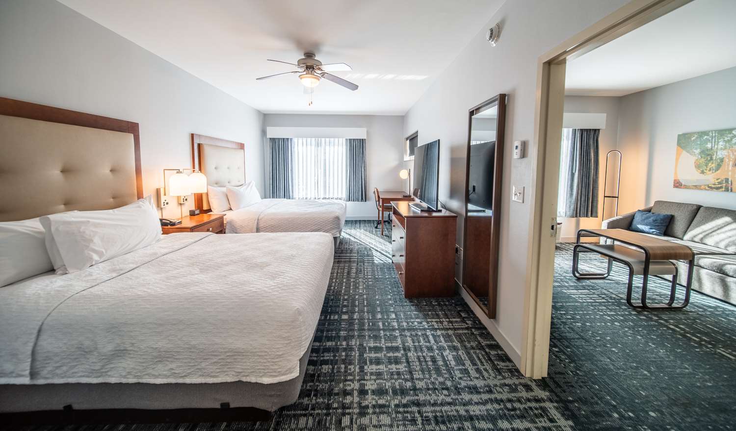 Suite, Queen Bed, Bathtub, Accessible