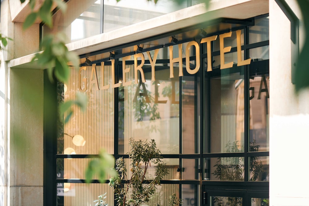Gallery Hotel 4/75