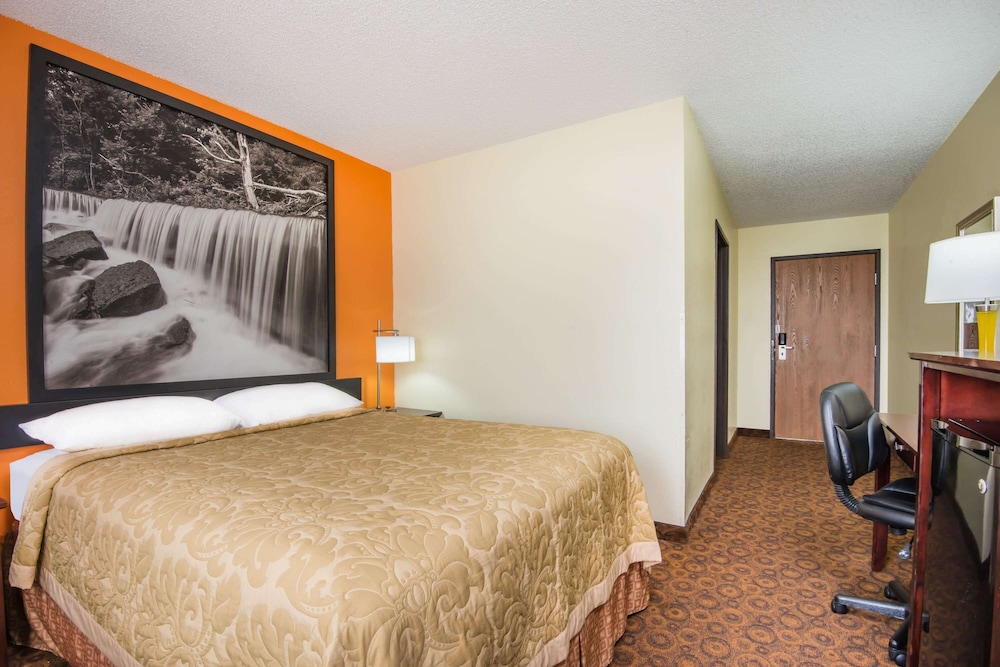 Super 8 By Wyndham Emporia 16/34