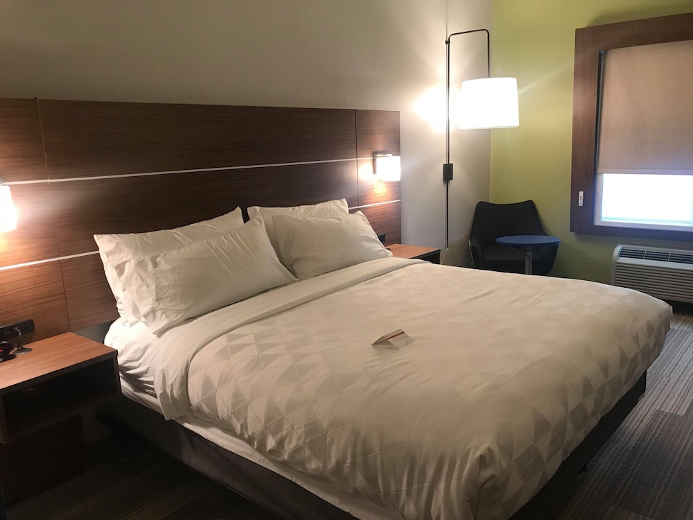 Holiday Inn Express Hotel and Suites Mansfield 25/52