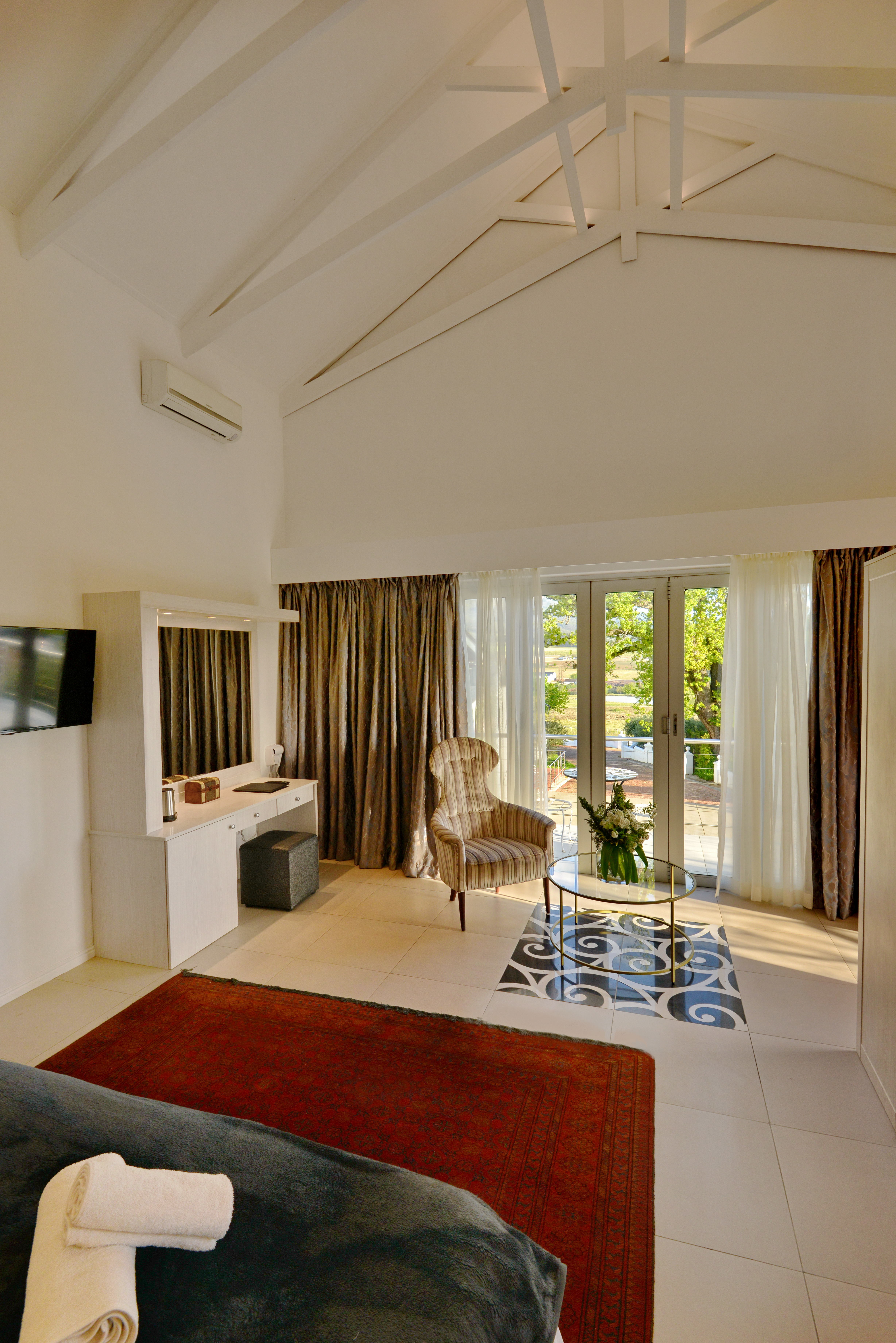 غرفة بسرير مزدوج أو سريرين منفصلين، Val Du Charron Coach House 3/7