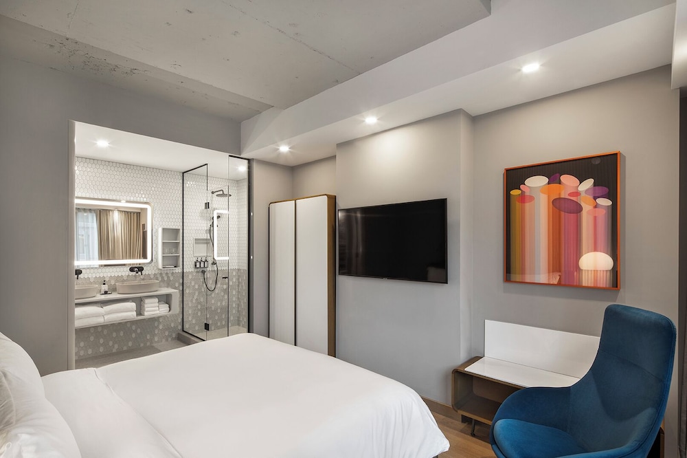 SIGNATURE, KING BED, SOFA
