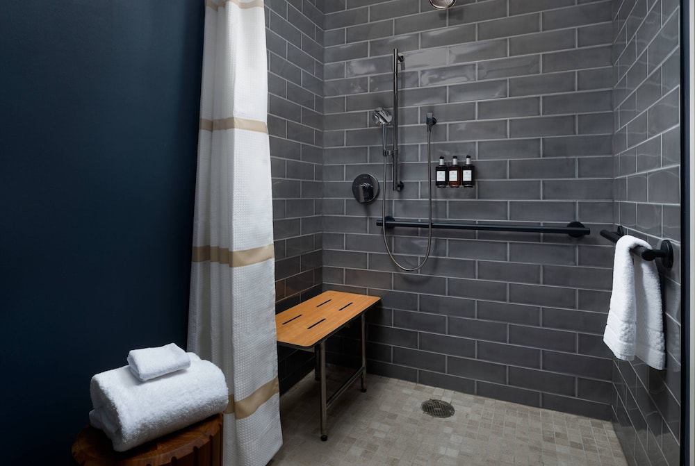 Hotel Distil Autograph Collection 20/82