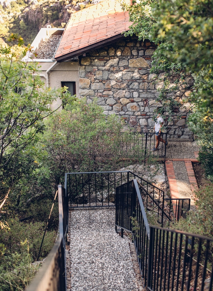 Dionysos Hotel 60/62