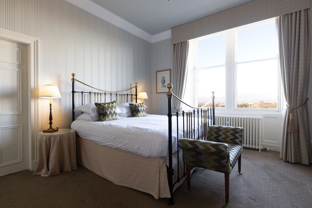 TOWN HOUSE, SUITE
