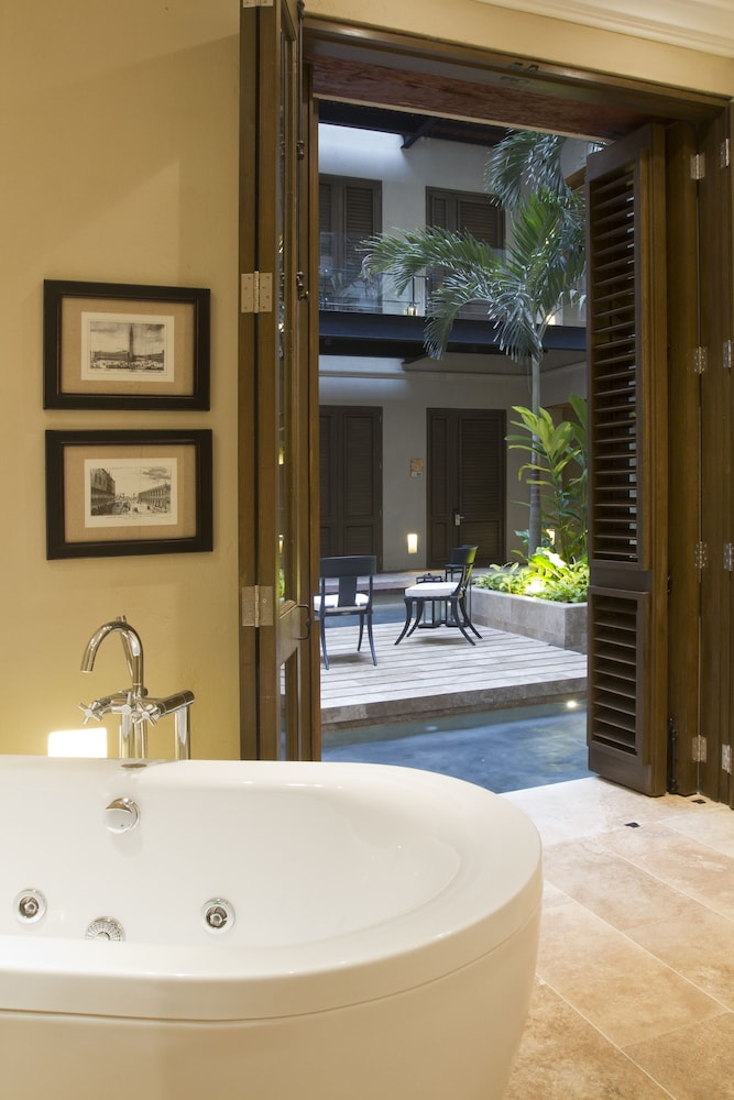 Bastion Luxury Hotel 9/75