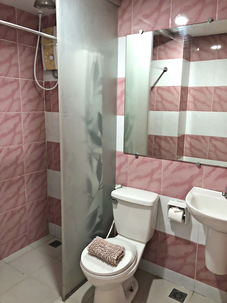 Ninong's Hotel 29/41