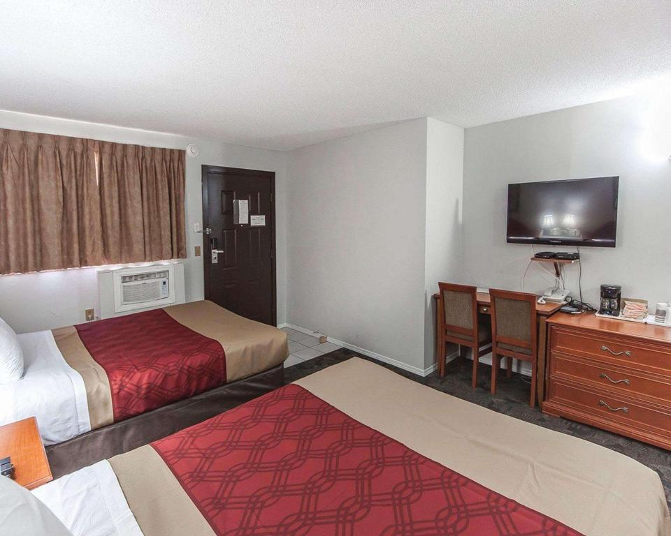 Room, Single Bed, 2 Queen Beds, Econo Lodge Inn & Suites Drumheller 3/4