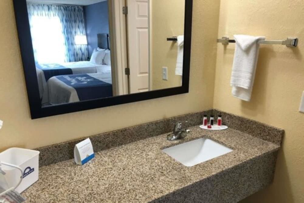 غرفة بسرير كينج للمدخنين، Days Inn by Wyndham Charles Town/Harpers Ferry 5/6
