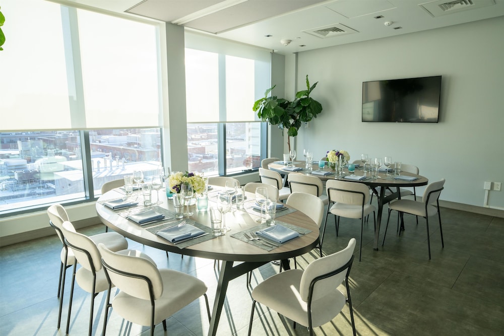 YOTEL Boston, Select by Hilton 71/79
