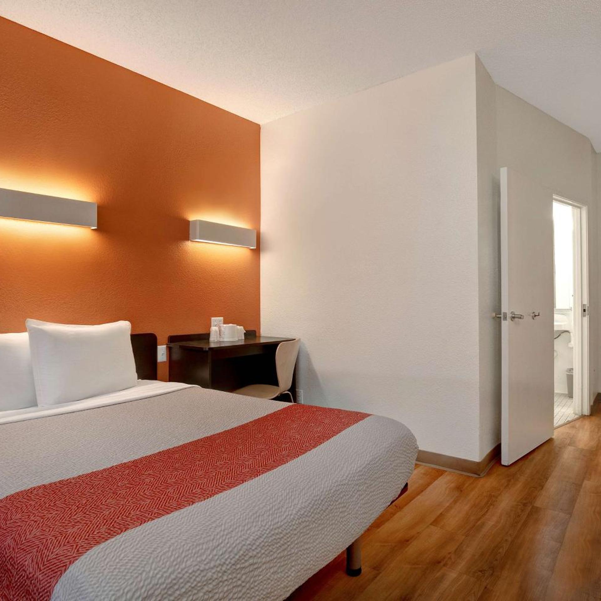 1 Queen Bed ADA/RI Shower