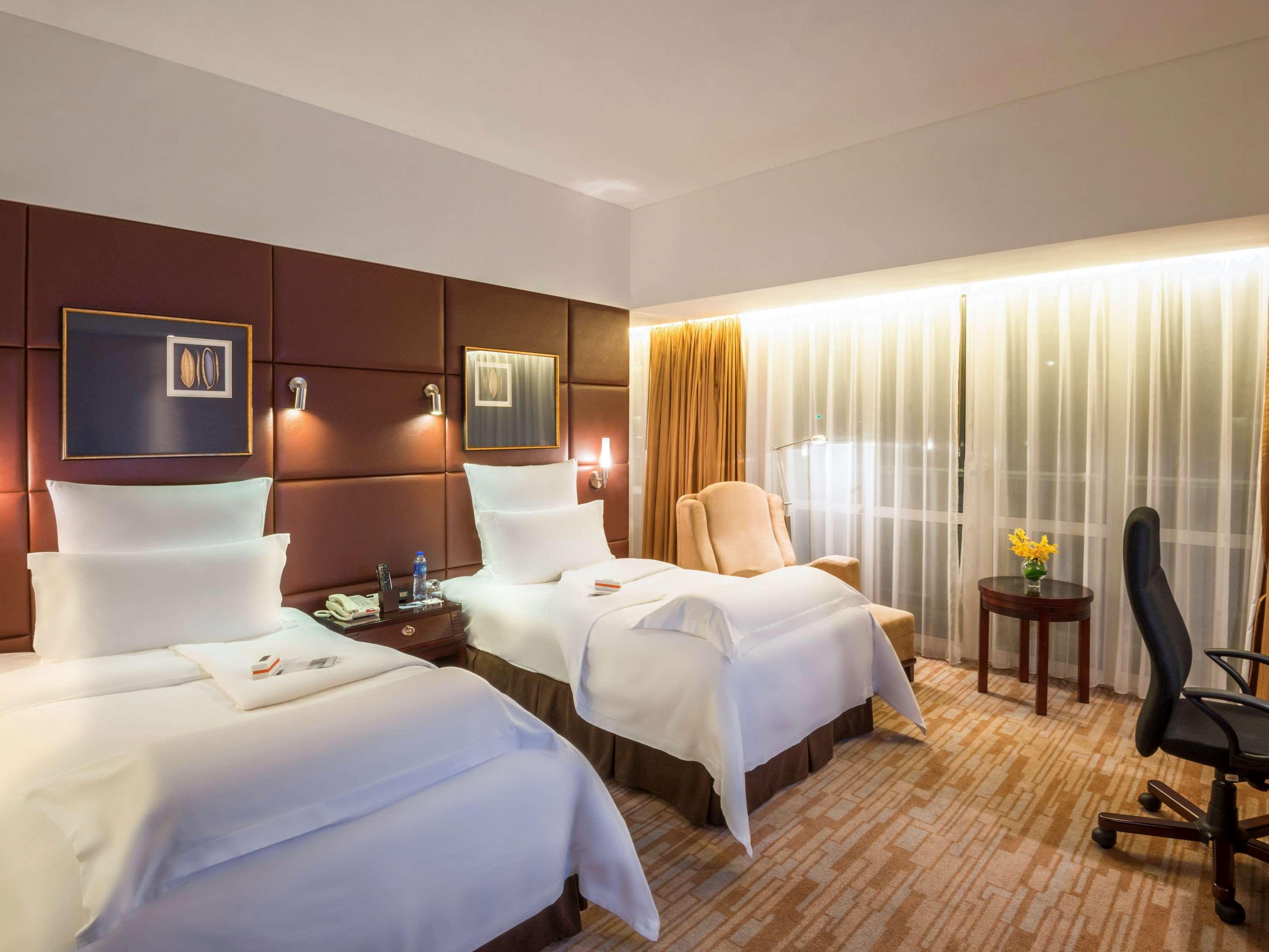 SUPERIOR, TWIN BEDS, COURTYARD VIEW