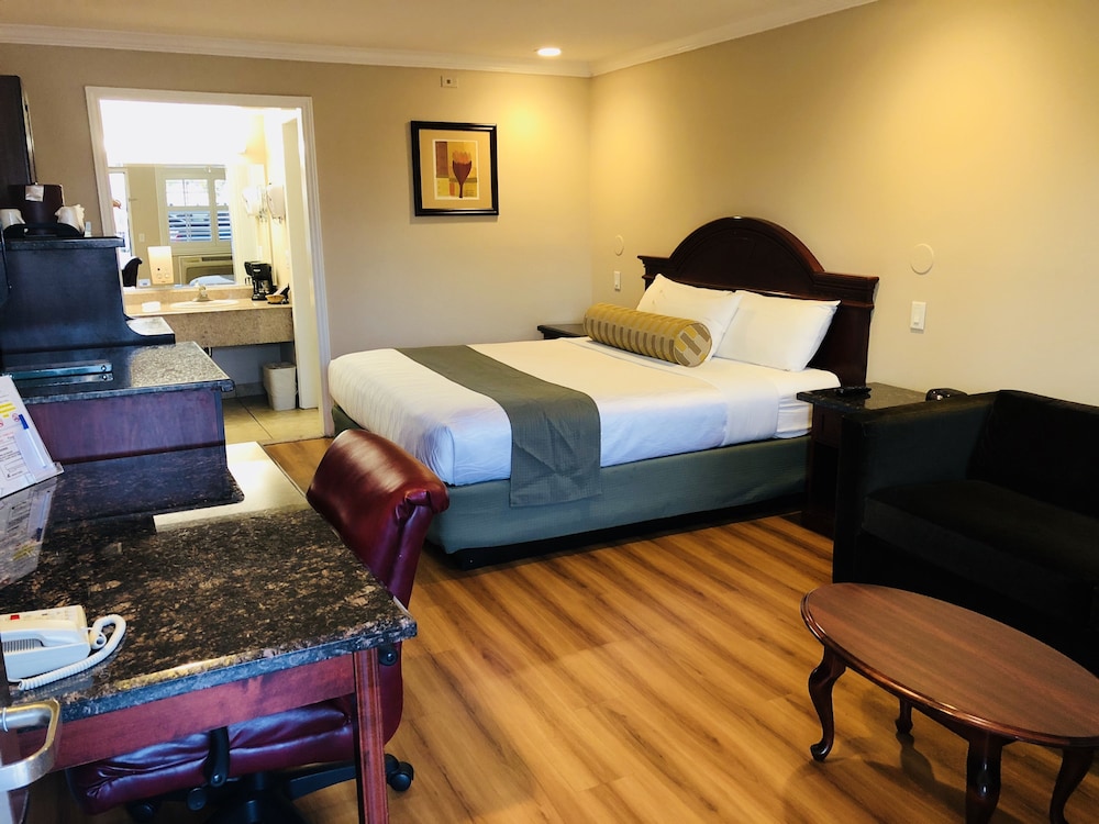 Dynasty Suites Hotel Riverside 10/50