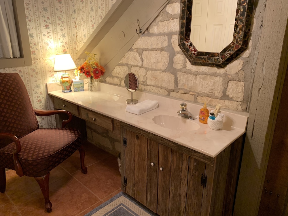 Kuebler Waldrip Haus Bed and Breakfast 50/50