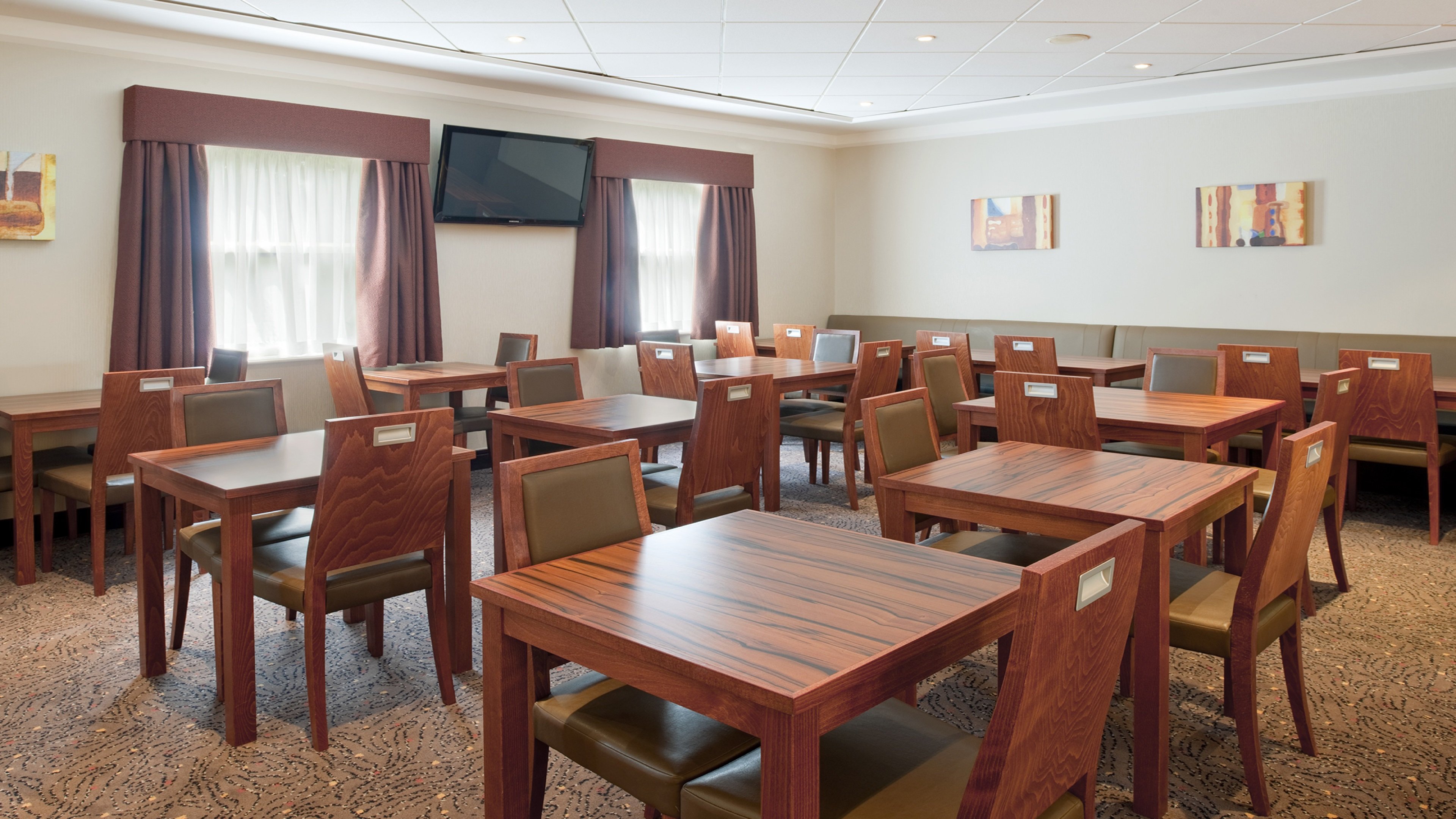 Holiday Inn Express Glenrothes 50/70