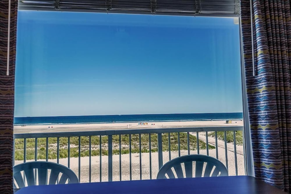 Paradise Ocean Front Resort 36/45