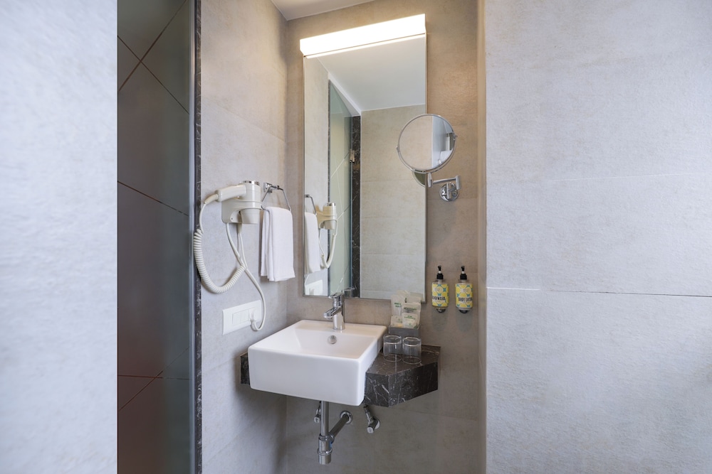 Lemon Tree Hotel, Kalina, Mumbai 42/47