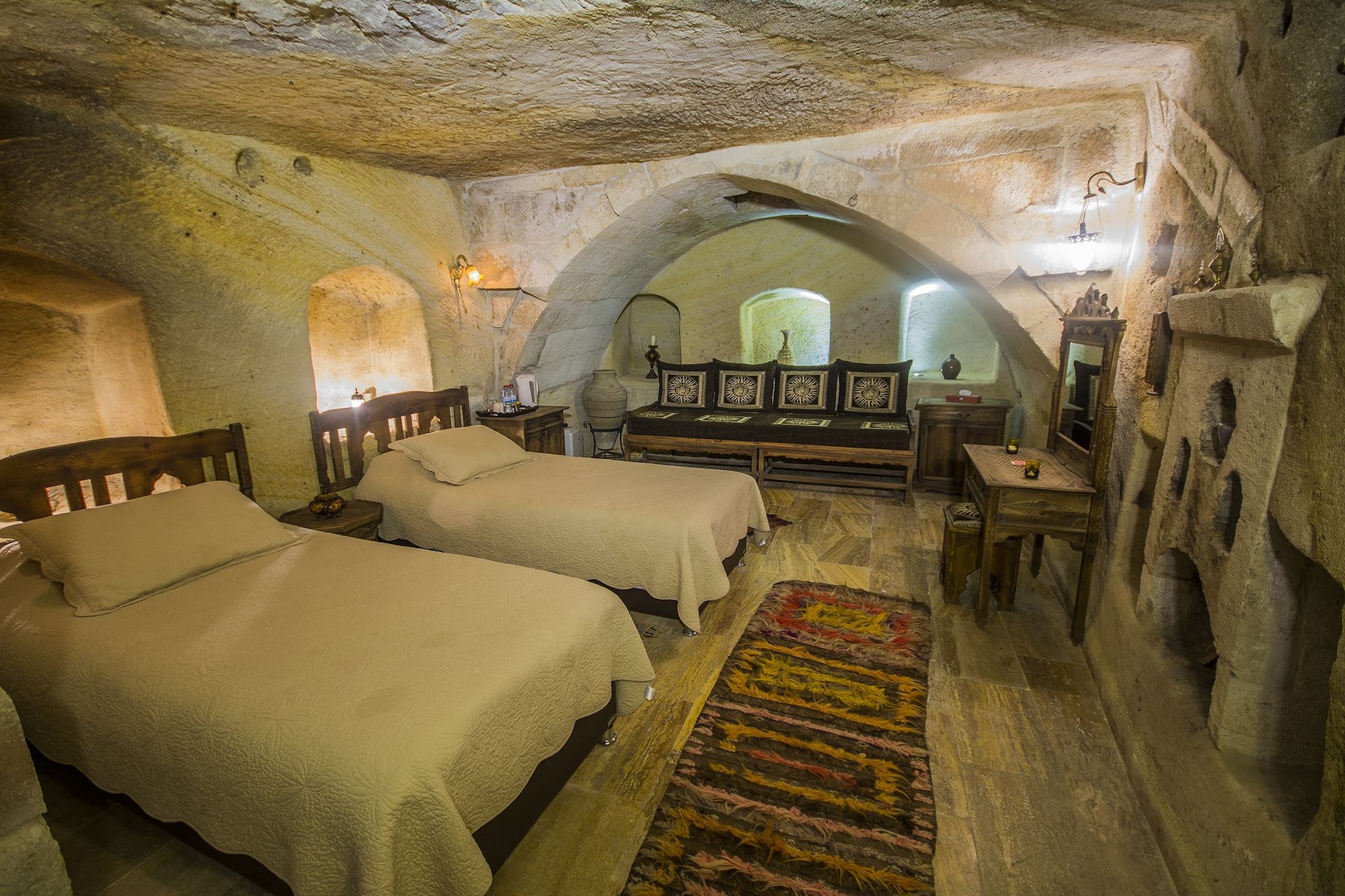 ROOM, TWIN BEDS
