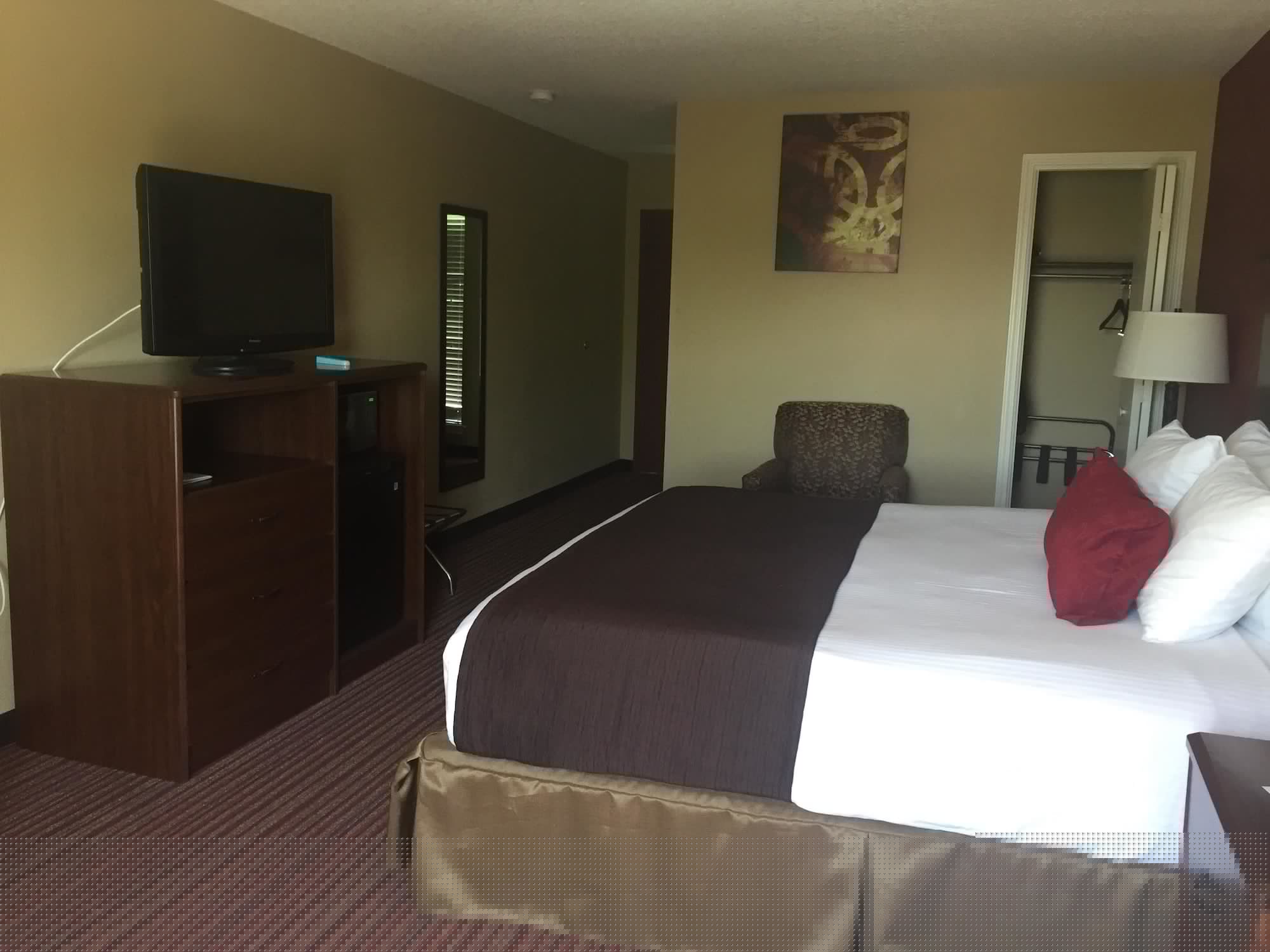 غرفة قياسية بسرير كينج، SureStay Plus by Best Western San Antonio Fiesta Inn 5/7