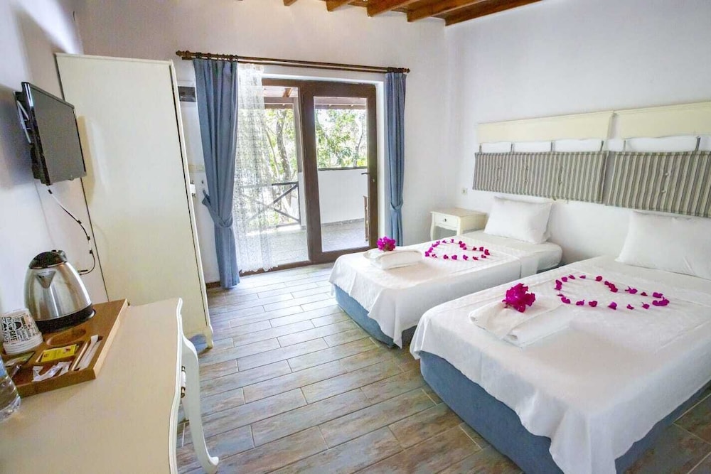Lagoon Boutique Hotel 3/13