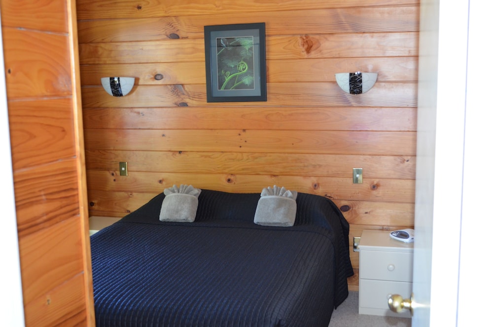 CEDARWOOD LAKESIDE MOTEL AND CONFERENCE VENUE 58/75