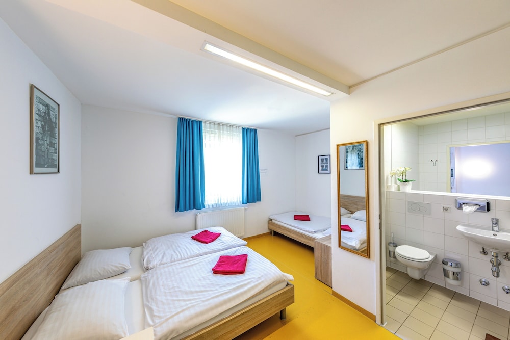A T Holiday Hostel Wien 26/77