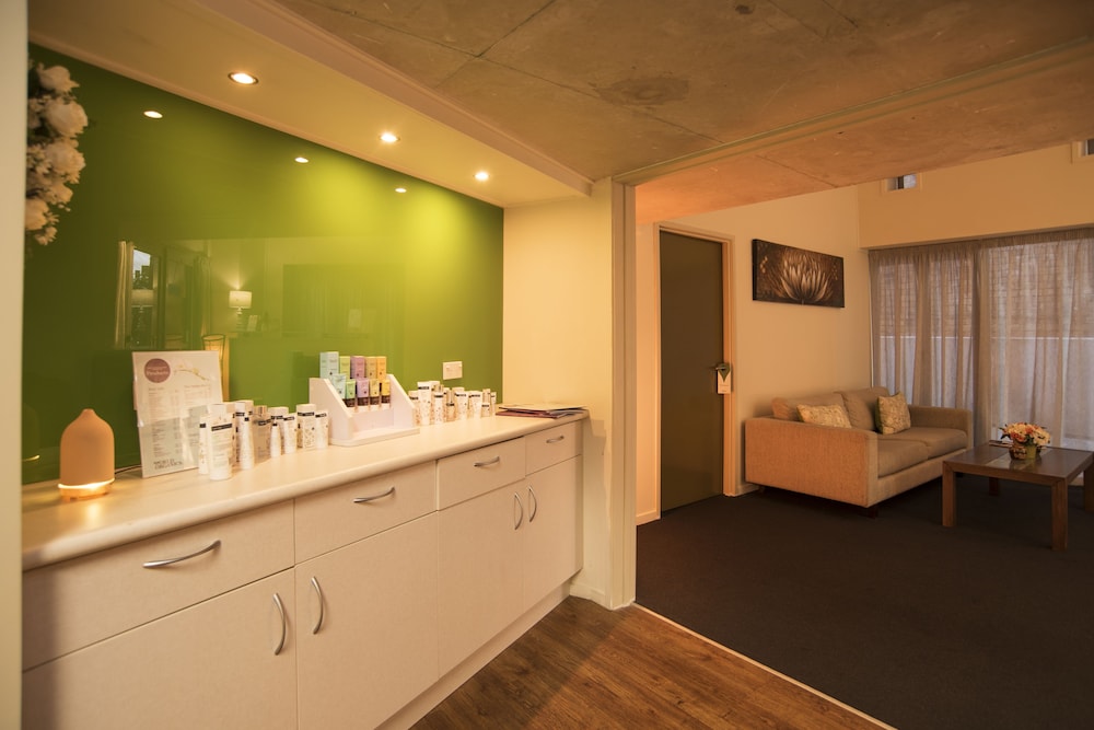 Barclay Suites 5/61