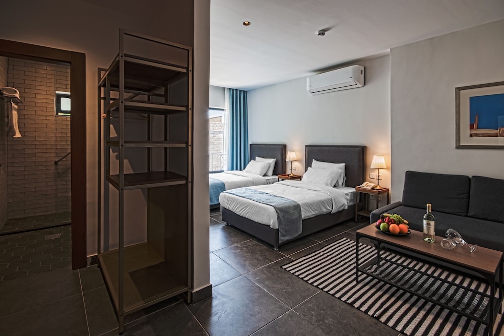 CANARY HOTEL 16/29