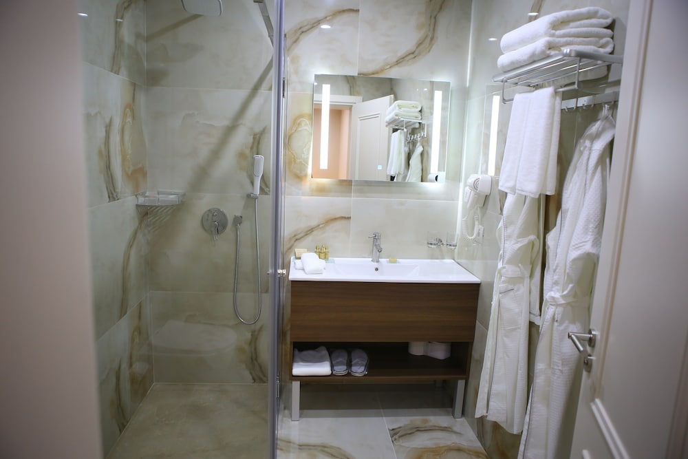 Hotel Colombo Berat 50/50