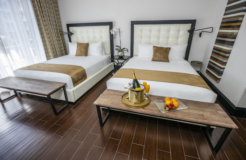 Hotel Croydon Miami Beach 30/75