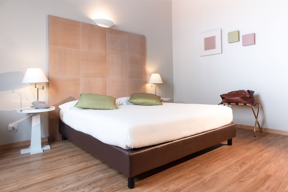 DELUXE, DOUBLE BED