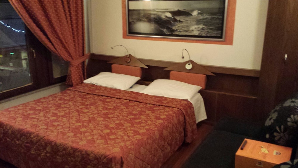HR Hotel 11/28