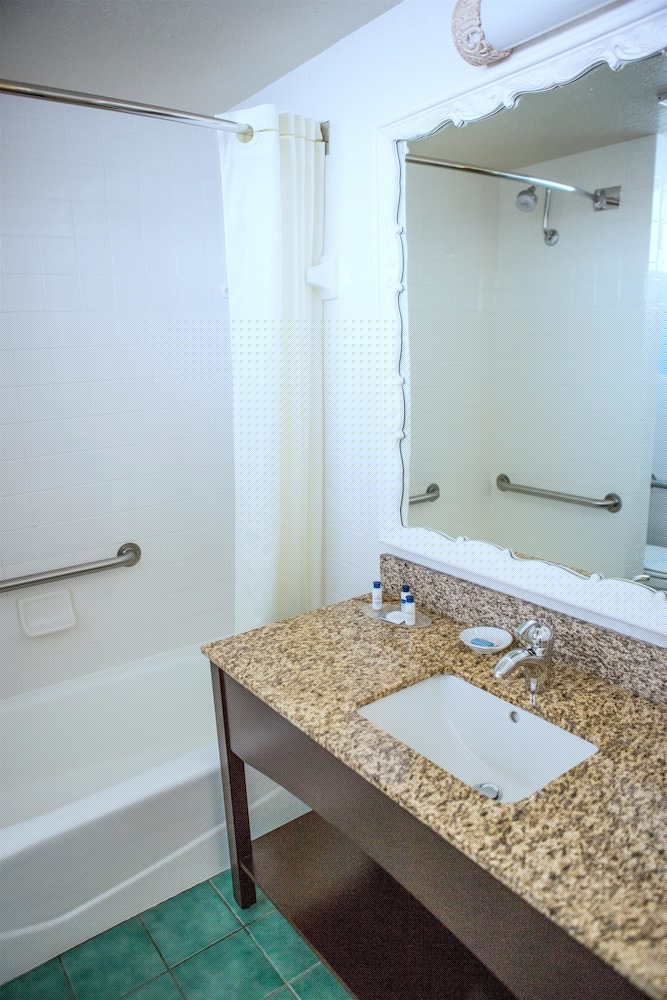 Best Western Plus Yacht Harbor Inn 10/42