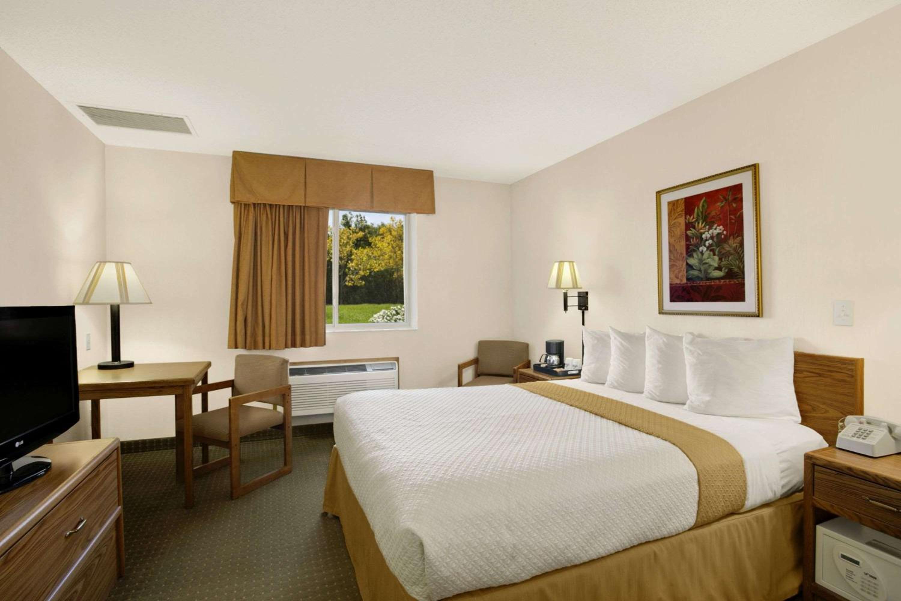 Days Inn By Wyndham Rapid City 11/39