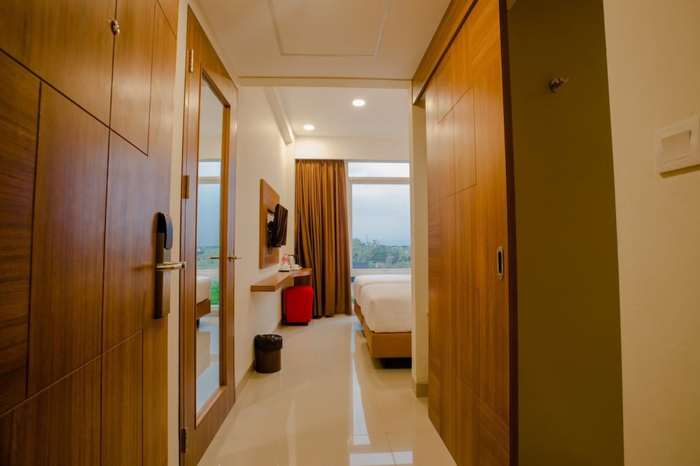 Front One Hotel Purwodadi 35/72