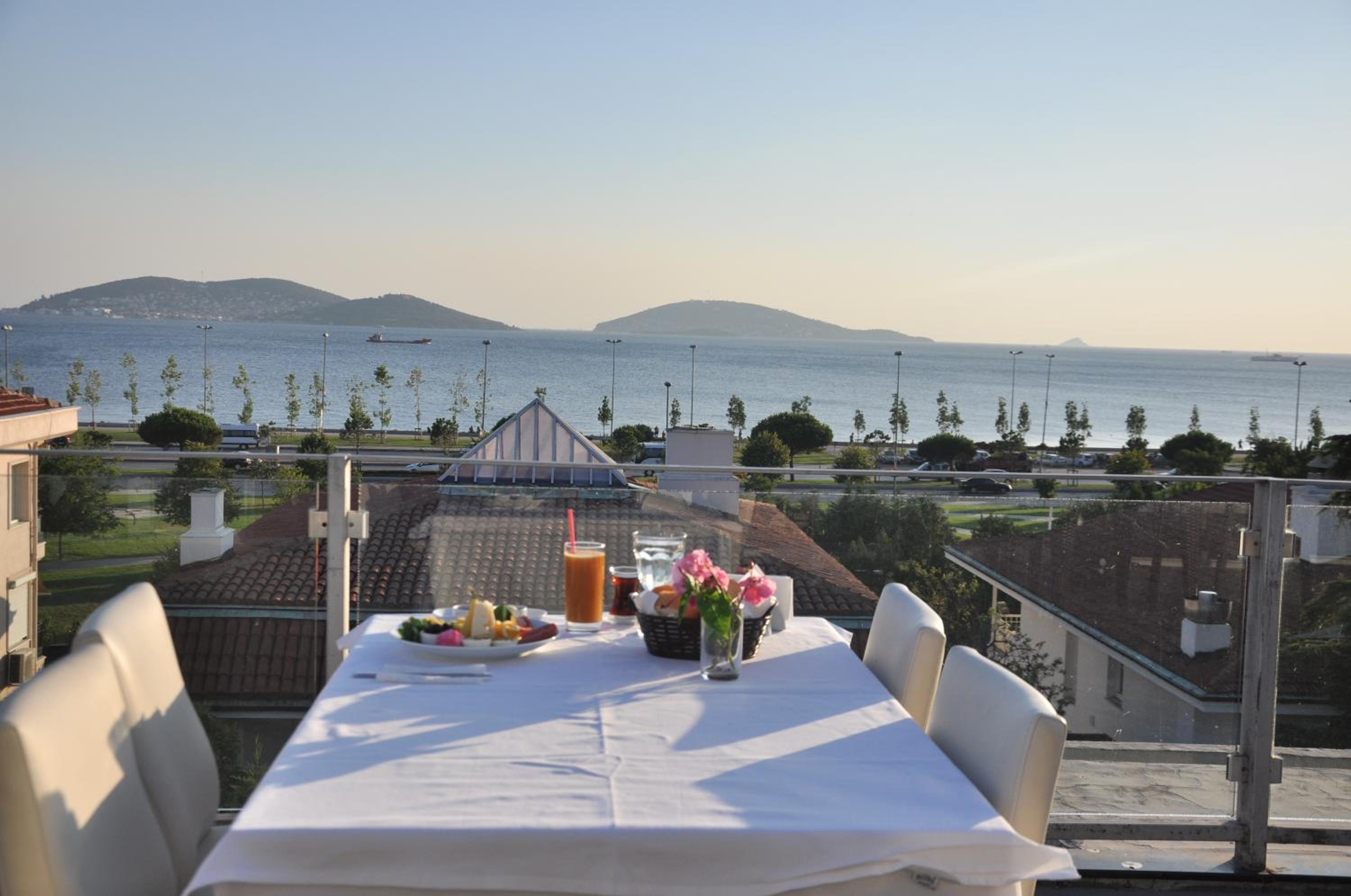 Island Hotel 28/43