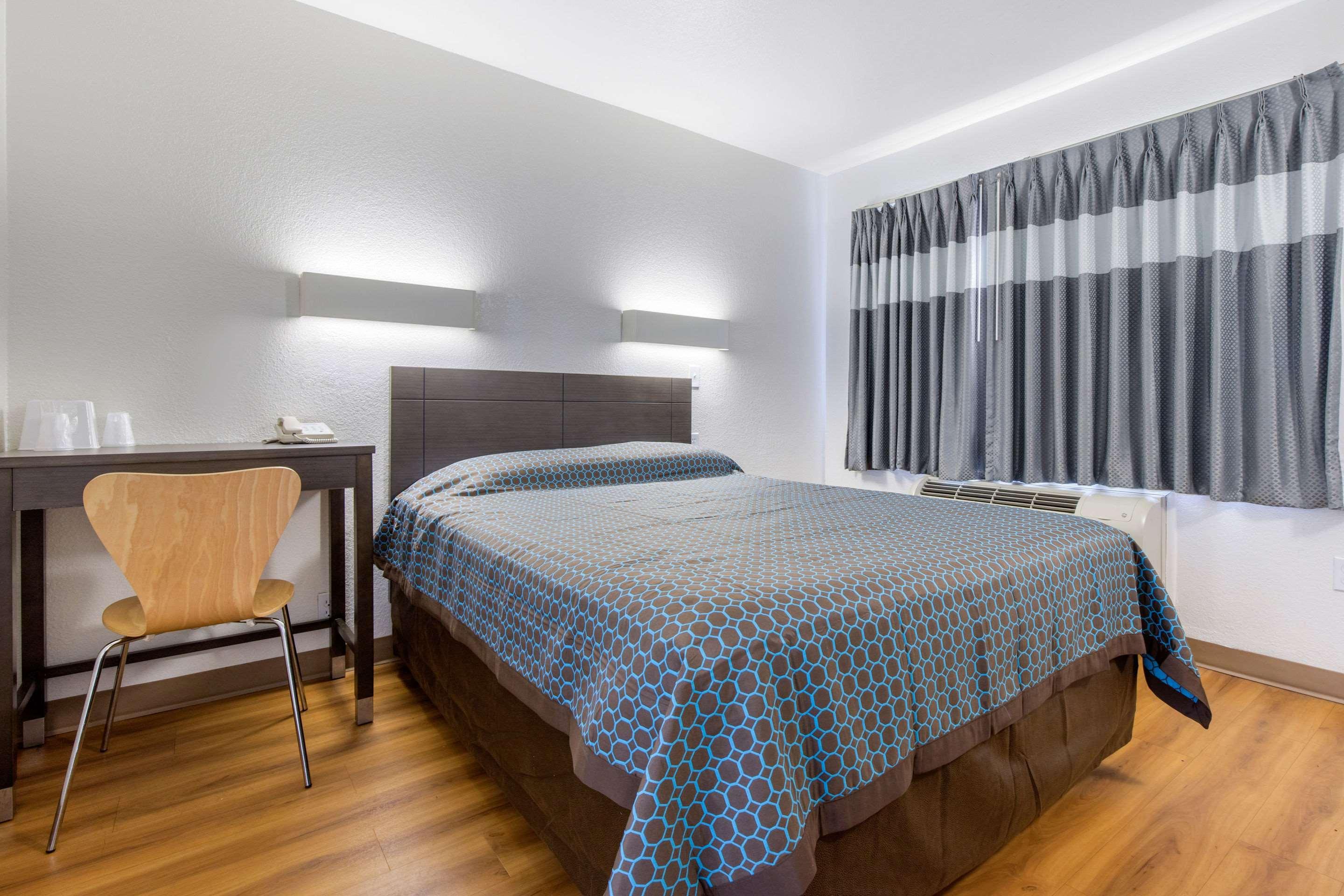 ROOM, QUEEN BED, SMOKING