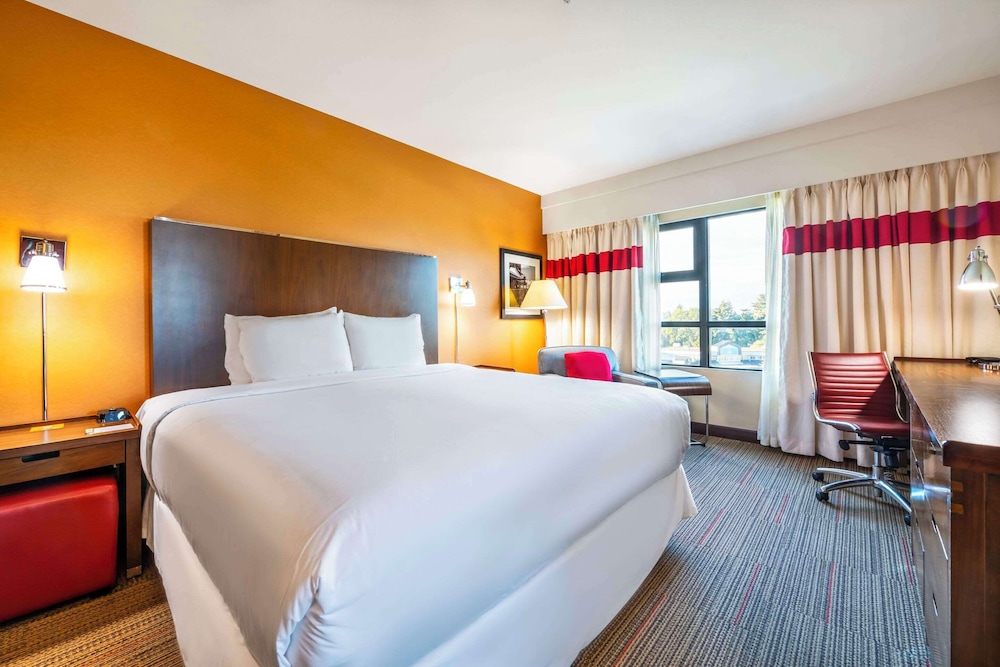 DELUXE, KING BED