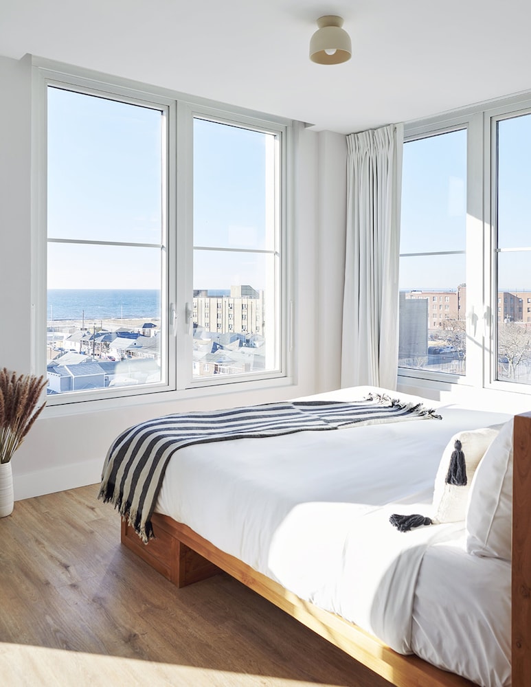 JUNIOR SUITE, KING BED, OCEAN VIEW, BALCONY