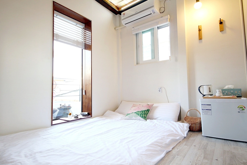 ROOM, DOUBLE BED